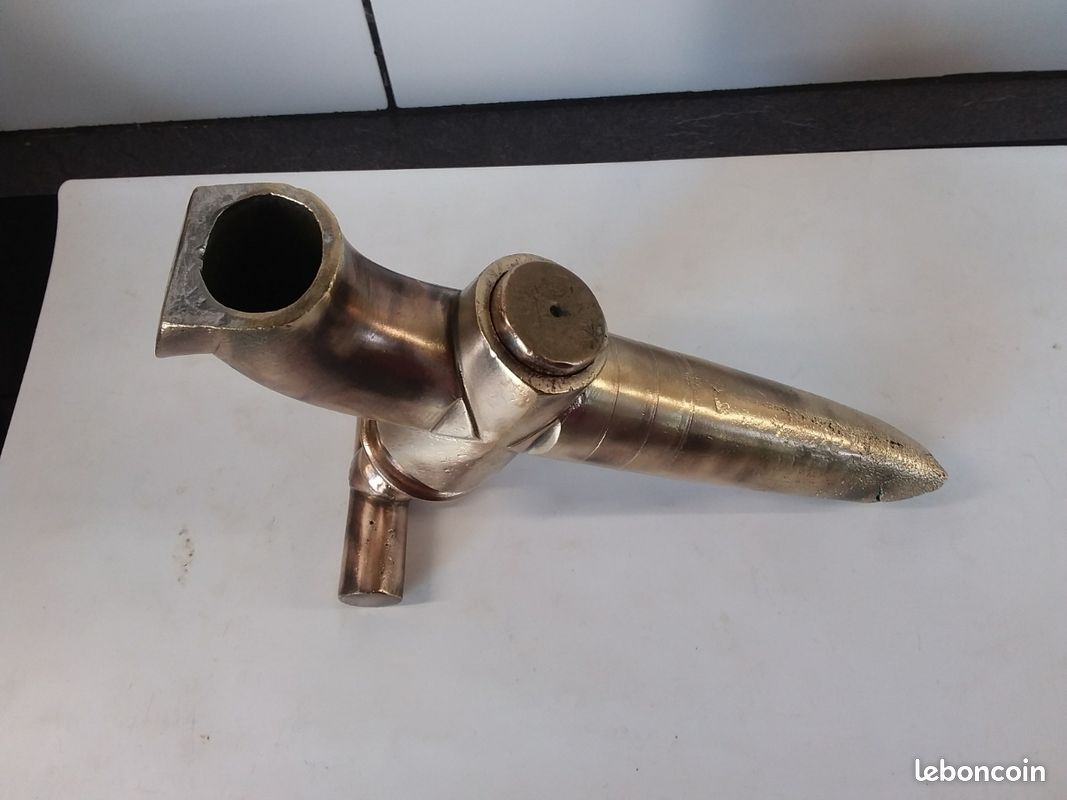 Ancien robinet en laiton vieilli ou bronze qui provient d'un fût , d'une barrique ou d'un tonneau en bois (image 6)