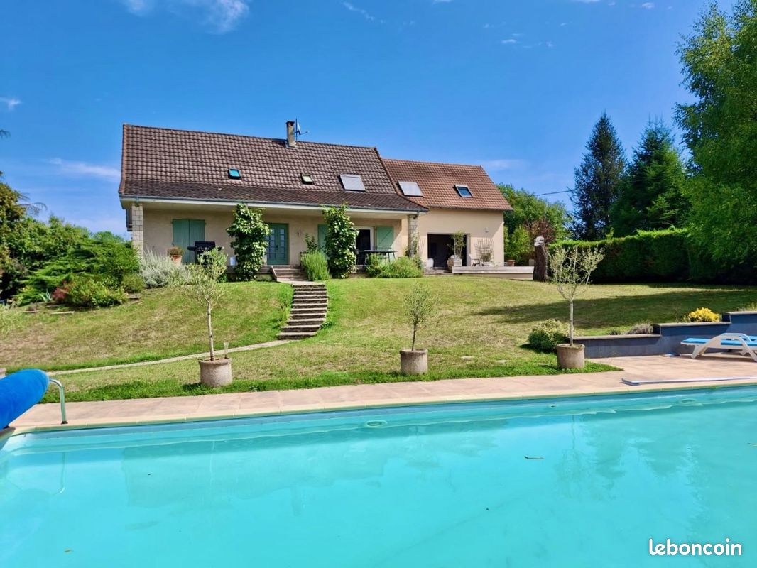 Maison 7 pièces 240 m² · à Figeac · 240 m² · 399 000 €