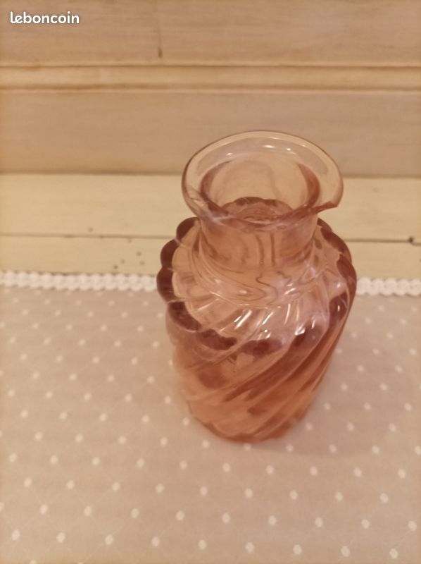 Flacon de parfum ancien en verre cristal rose violet (D'occasion) à