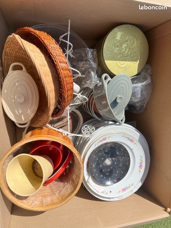 Cartons de vaisselles et bibelots variés (image 1)