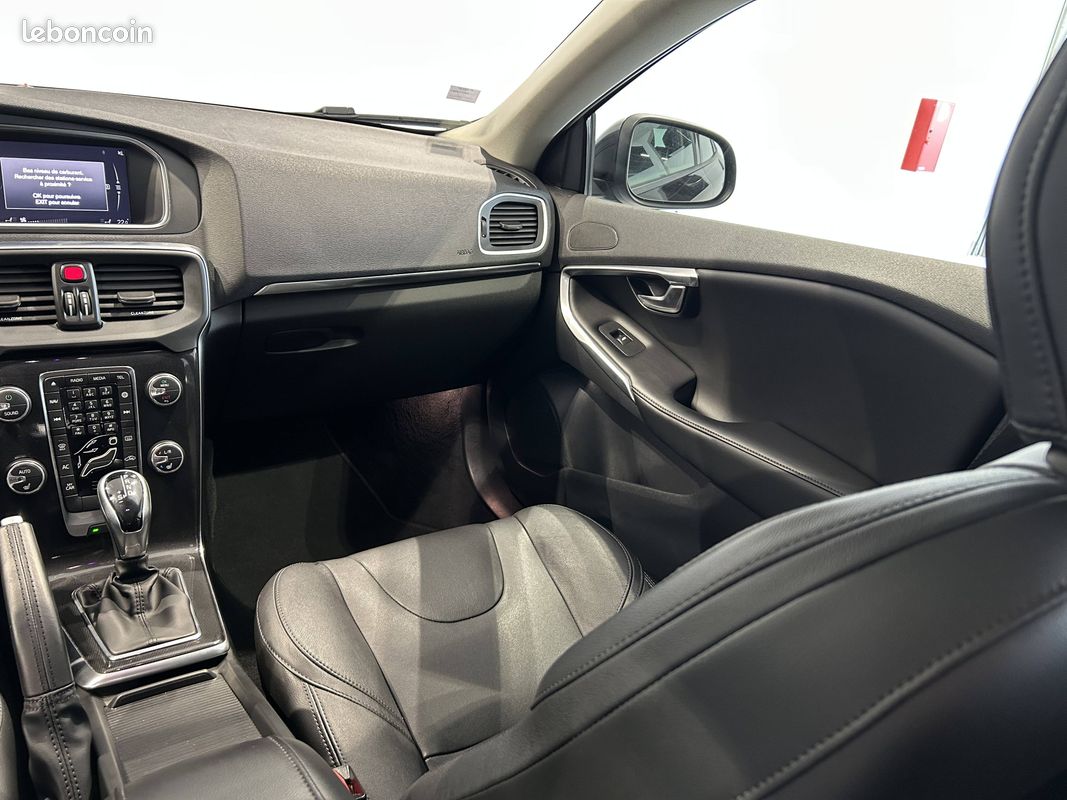 VOLVO V40 T2 122 ch Geartronic 6 Signature Edition (image 11)