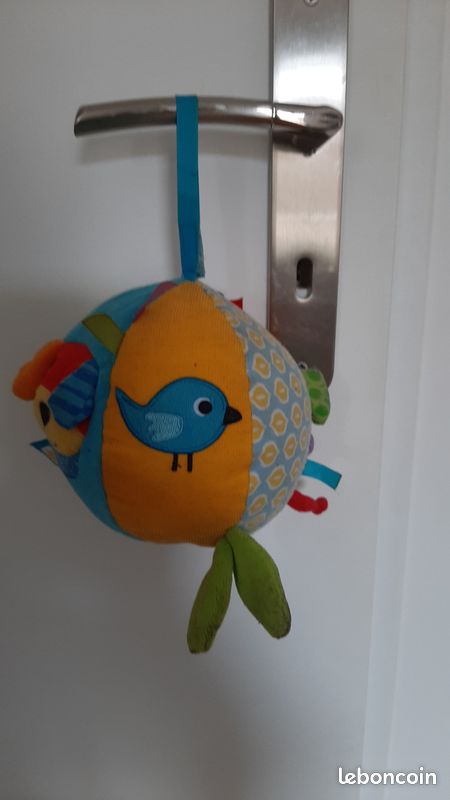 Peluche boule pour accrocher au berceau (image 1)
