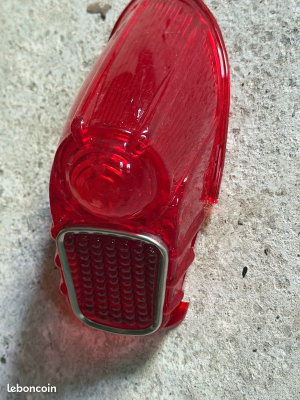 Cache clignotant arrière gauche Renault 4cv (image 2)