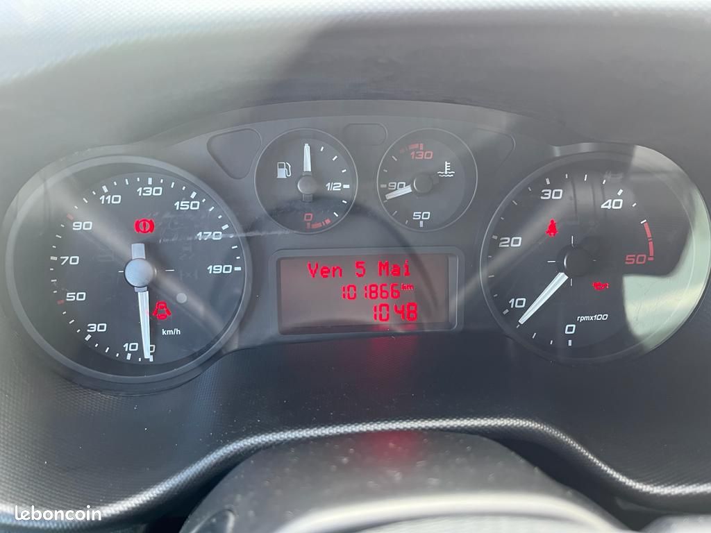 Utilitaire Fourgon avec parois et toit rigide Iveco Iveco Daily 35S16 (image 4)
