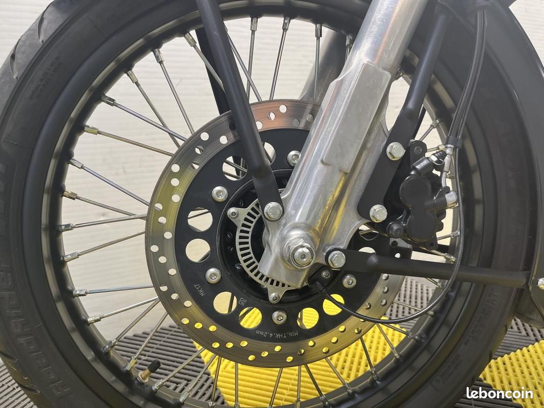 Royal Enfield CLASSIC 500 STEALTH BLACK MY19 (image 5)