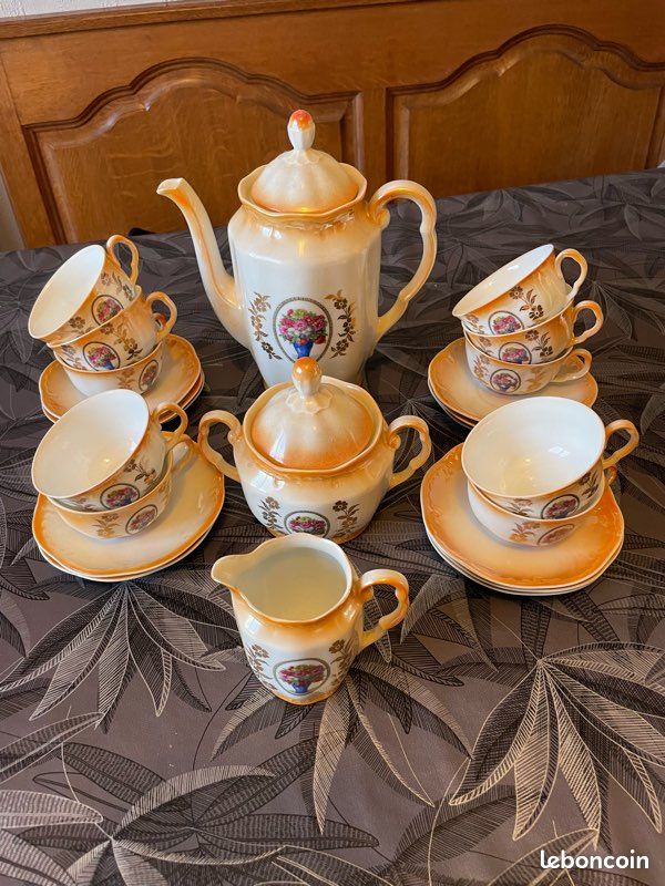 Service à café vintage en porcelaine à dégradé orange et blanc irisé, orné d'un petit médaillon floral sur les pièces principales (image 1)