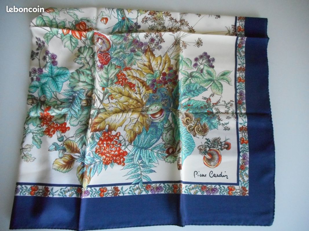 Foulard Vintage En Soie Pierre Cardin - Occasion