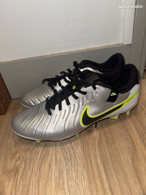 Crampons neuf Nike Tiempo (image 1)