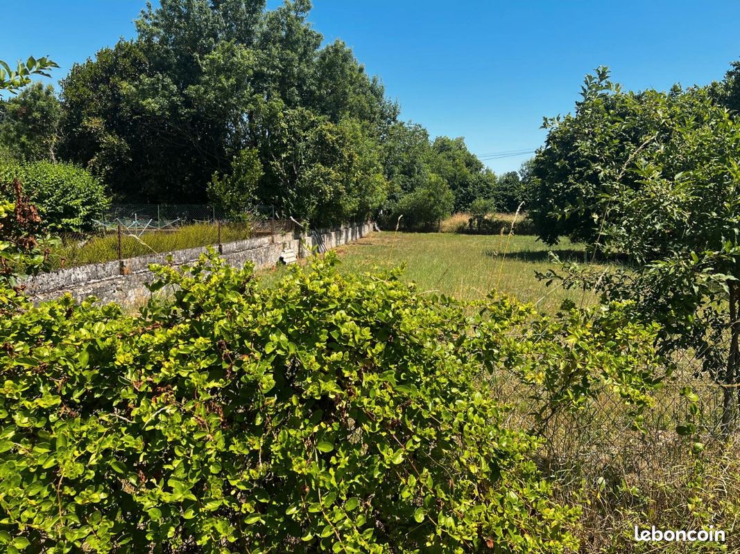 Terrain constructible avec bâtiment ancien · à Tonnay-Boutonne · 60 000 €