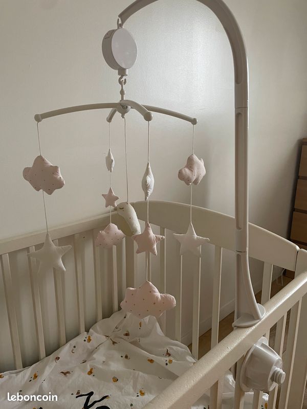 Mobil musical rose et blanc (image 2)
