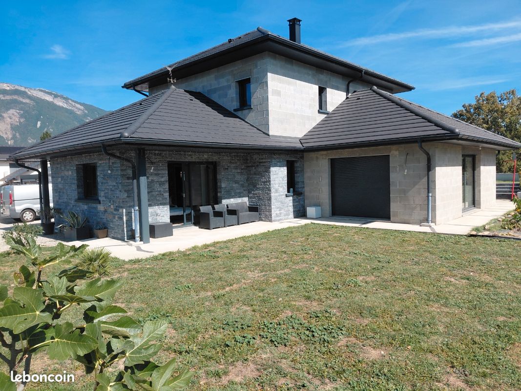 Maison 8 pièces 187 m² · à Sainte-Hélène-du-Lac · 187 m² · 730 000 €