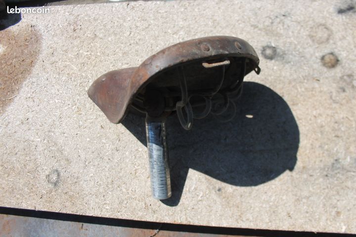 ANCIENNE SELLE DE vélo, accessoire de vélo A.Wolber en simili