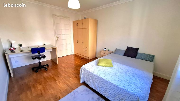 Location Grande Chambre avec Balcon dans appartement tout meublé au coeur de Villeurbanne Métro Gratte-Ciel Ligne A