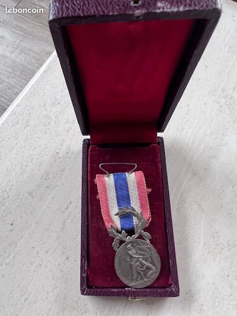 Médaille Ministère De L'Intérieur - Honneur Travail Dévouement - Argent - France