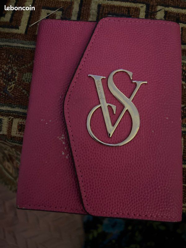 Ensemble Porte-passeport Et Serrure En Cuir Rose - Neuf Avec Petits Défauts