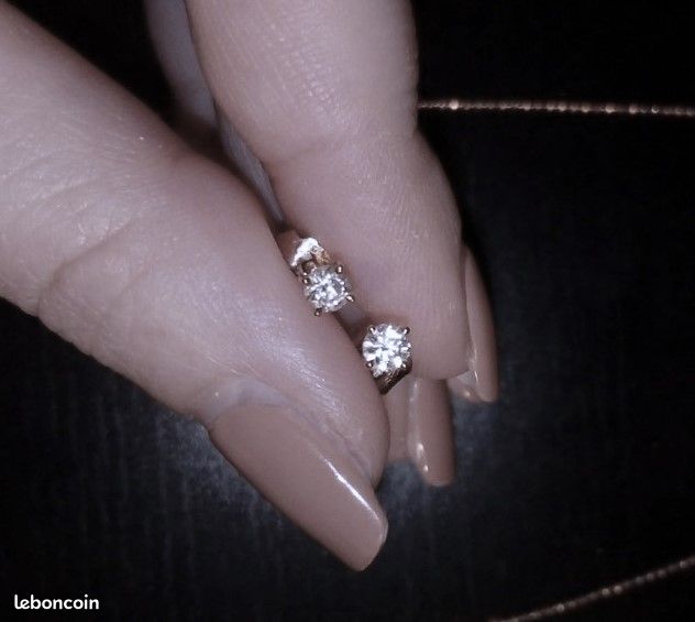 Boucles d'oreilles petits clous en or blanc 18 carats 750 et diamants véritables (image 1)