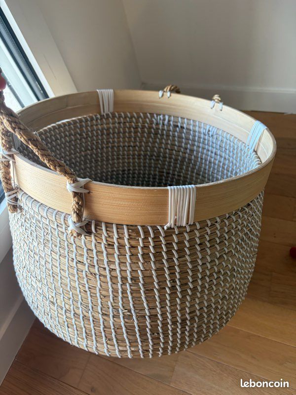 AZUKI - Panier boule en fibre végétale et scoubidou blanc (image 1)
