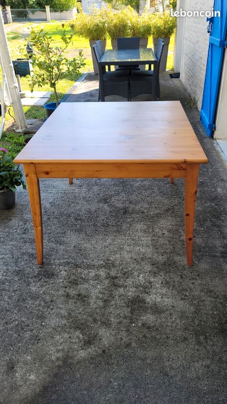 Table en pin massif (image 1)