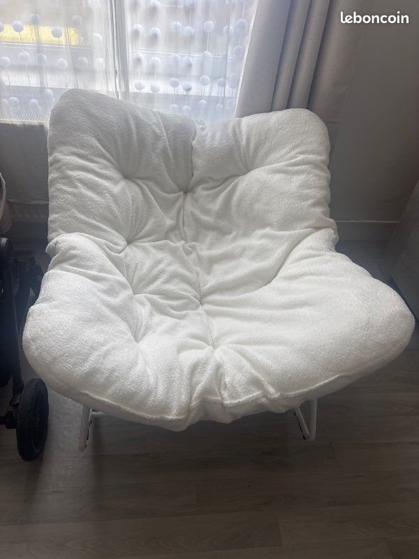 Chaise à bascule cocooning blanche – Très bon état (image 1)