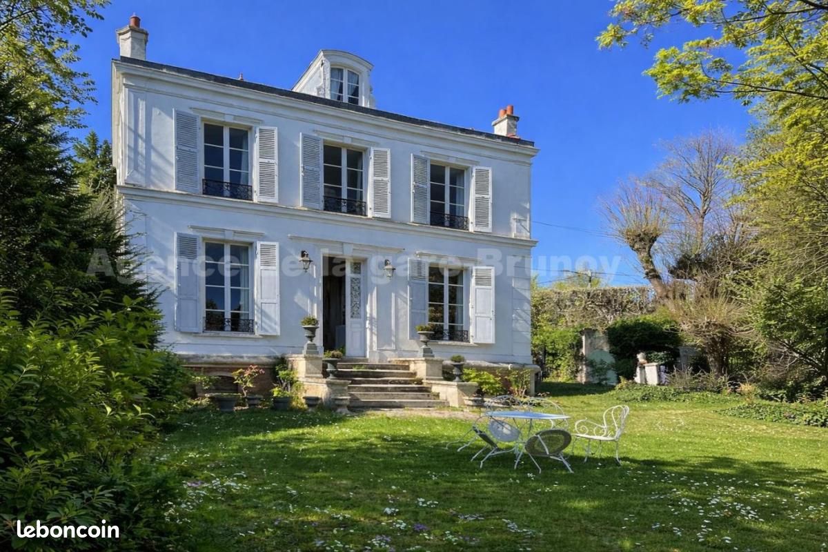 Maison 9 pièces 220 m² · à Brunoy · 220 m² · 890 000 €