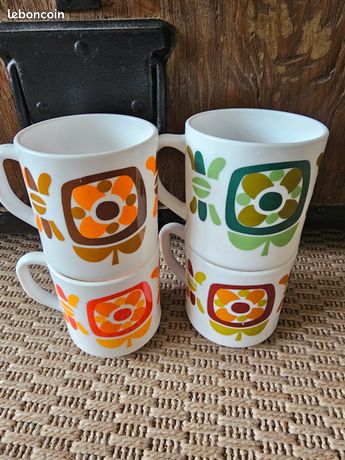4 grandes tasses Arcopal Veronica myosotis fleurs bleues années 70