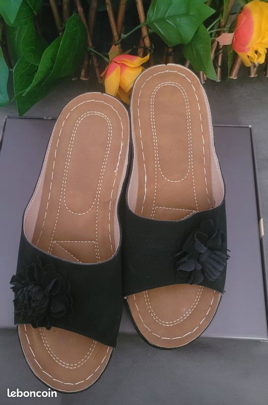 Paire de Sabots Noir – Fleur – 39 – Comme Neufs (image 5)