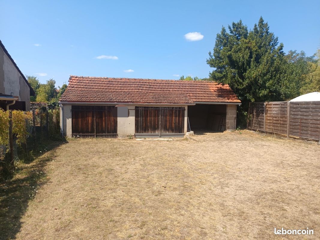 Lot de 2 garages + 1 appenti sur 250m2 de terrain constructible · à Bergerac · 37 000 €