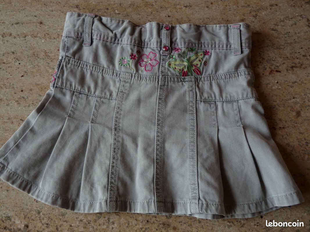 Lot 7 pièces FILLE 8 ans (1 Jean 2 Jupes 2 T-Shirts manches longues 1 Pull 1 Sweat ) (image 5)