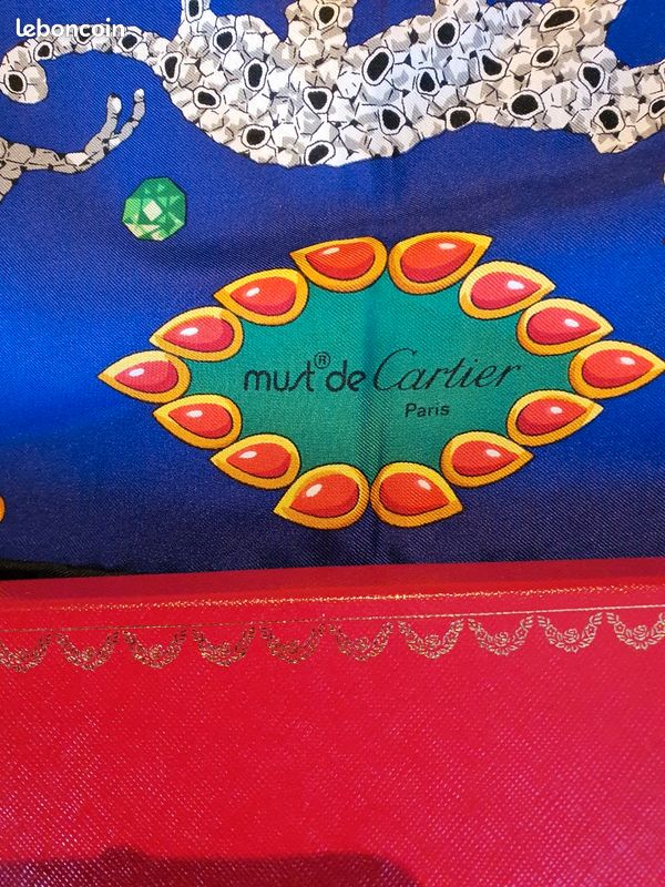 Tres joli foulard modèle Léopard signé Must de Cartier Paris (image 3)