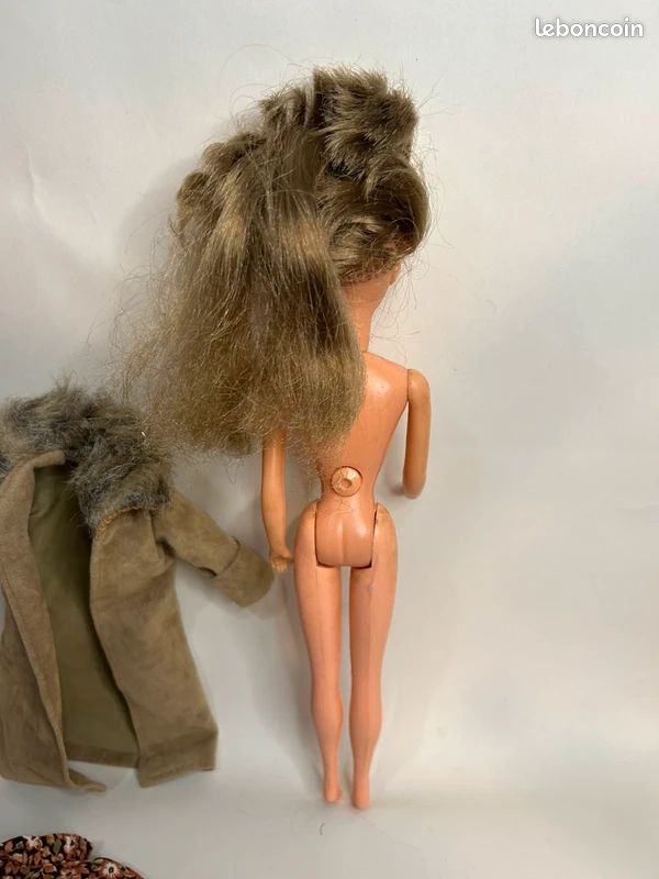 Pour poupée Tressy Bella :toque tenue Katiouchka 1979