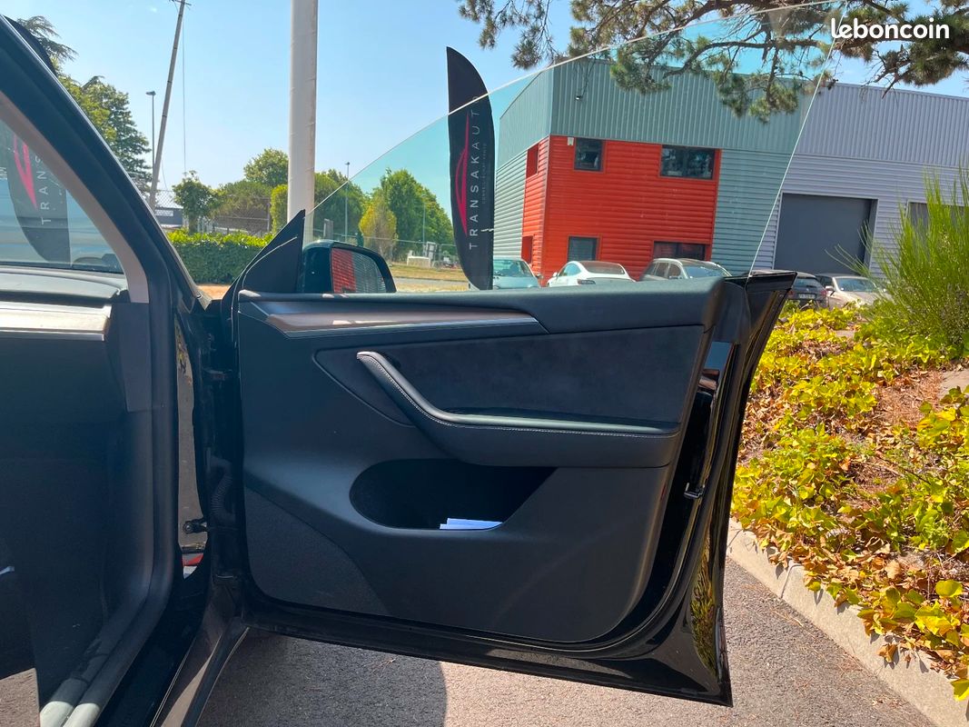 TESLA MODEL Y Standard RWD (image 25)