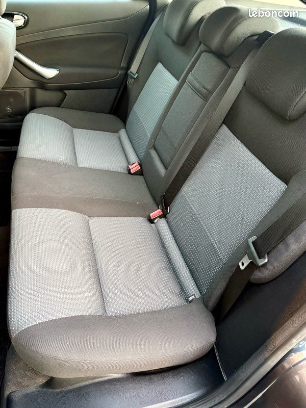 Ford Mondeo/1,8 tdci 125cv/année 2008/1eremain/66000kms/carnet complet/clim/parfait état (image 5)