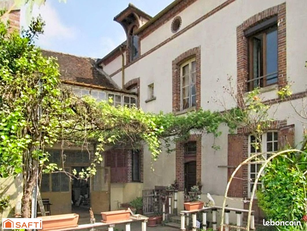 Immeuble 8 pièces 248 m² · à Villeneuve-sur-Yonne · 248 m² · 130 000 €