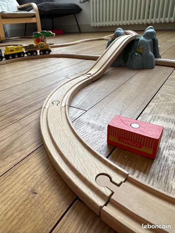 Circuit train en bois avec petits trains et accessoires - Jeux & Jouets