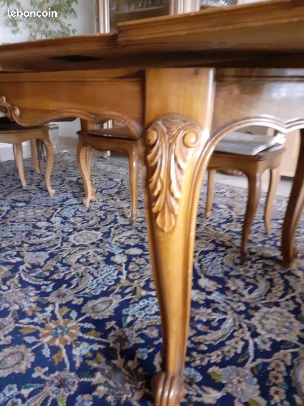Table galbée en noyer (image 2)