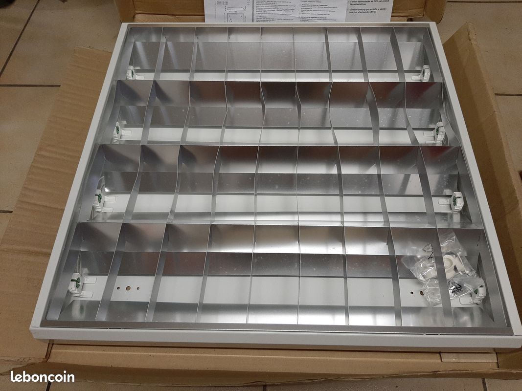 Luminaire plafonnier forme carré TRILUX D R 418 avec néons inclus (8 disponibles) (image 2)