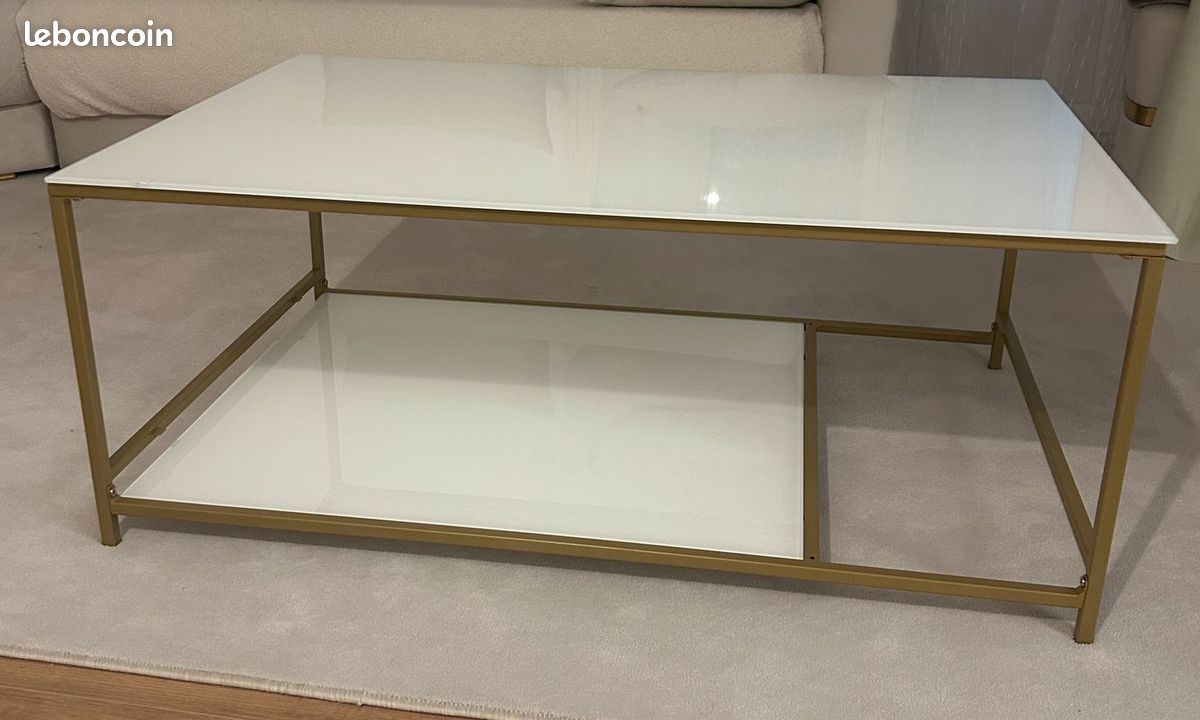 Table basse blanche et dorée (image 1)