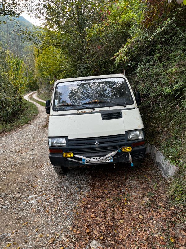 Renault trafic De 1982 Pour pieces …ou pas (image 1)
