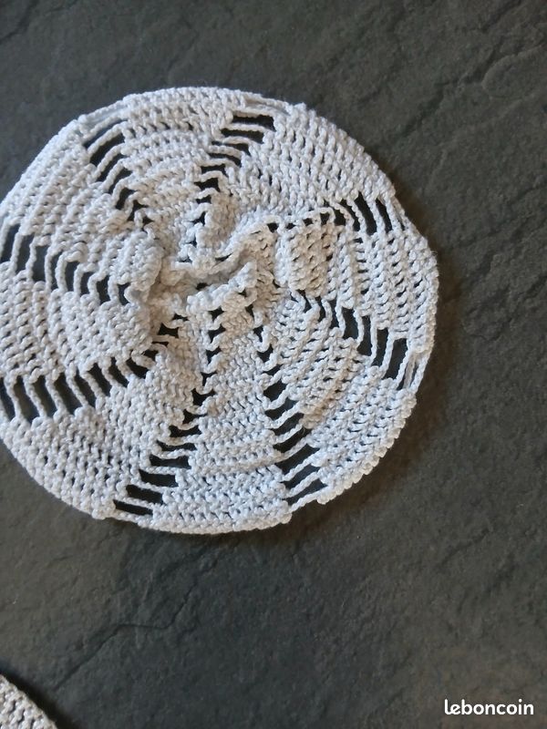 Napperon Rond Brodé Rose Trémière - 28 Cm - Fait Main En Polyester