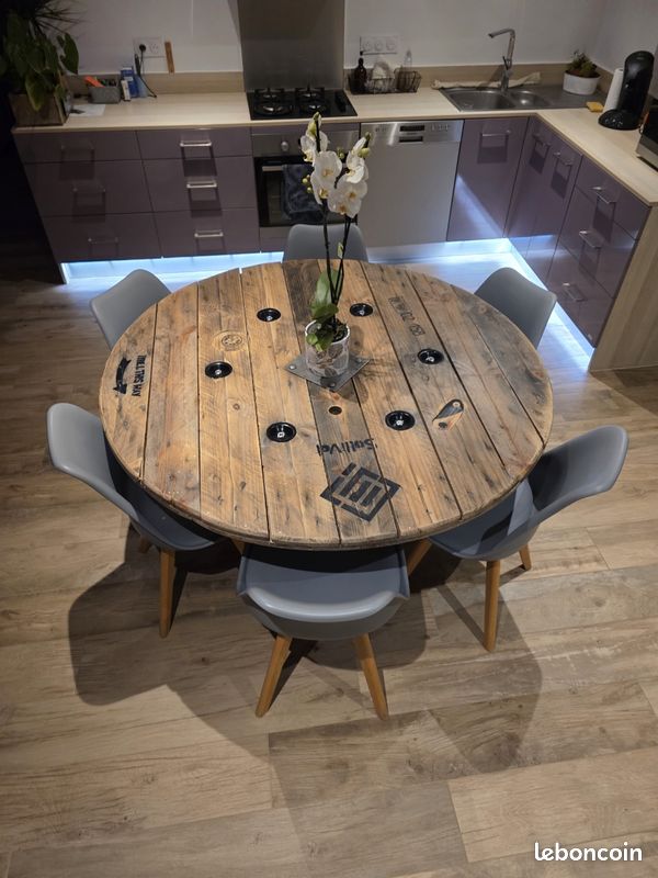 Table ronde en bois fait main (image 1)