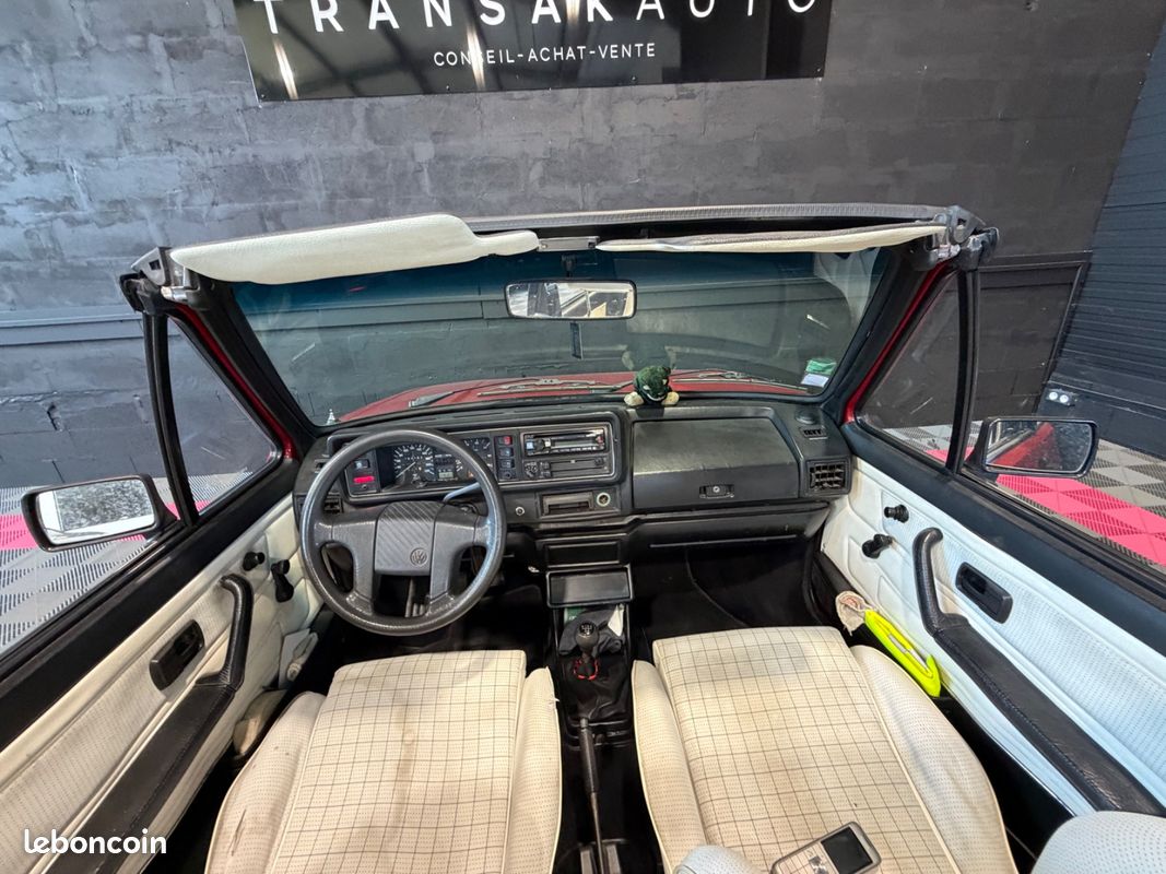 VOLKSWAGEN GOLF CABRIOLET 1.8 90ch - MOTEUR REFAIT 5000KMS - CAPOTE NEUVE - PEINTURE NEUVE - DOSSIER PHOTO RESTAURATION... (image 16)