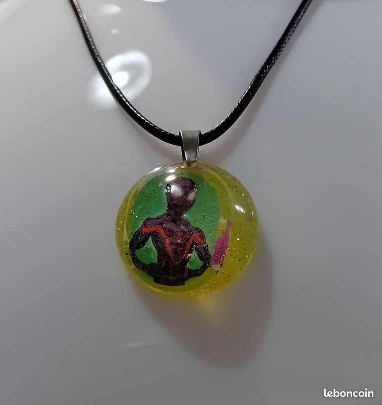 Collier spider-man (image 1)