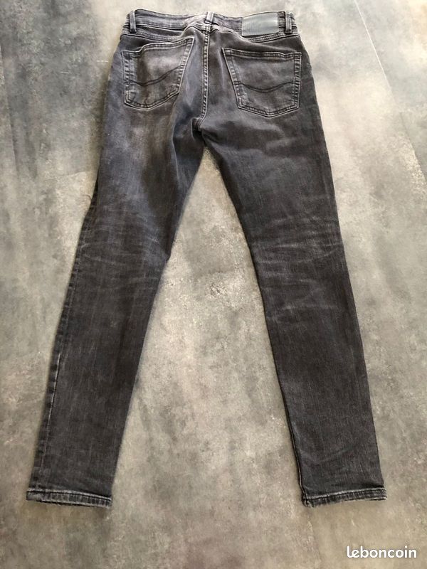 Jean Noir Troué Pull&Bear taille 38 (image 2)