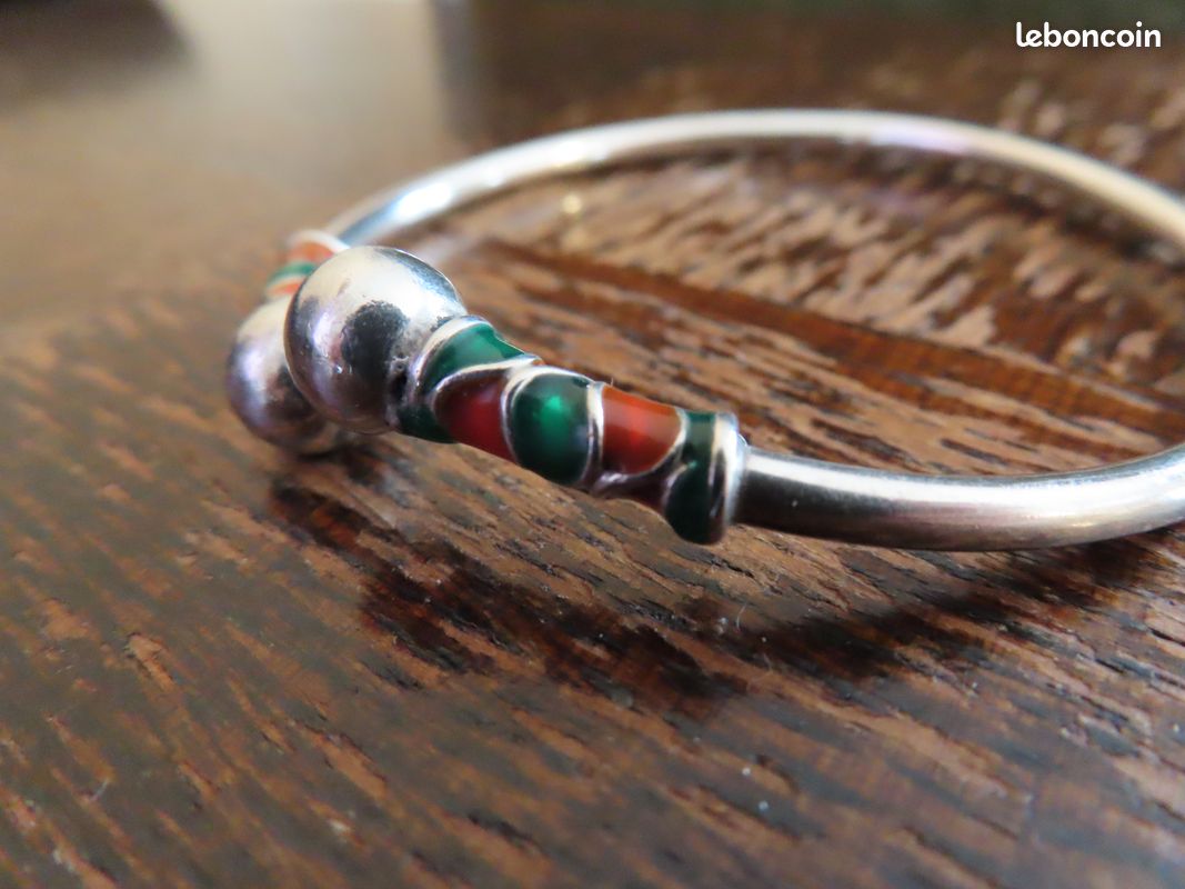 Joli Bracelet Jonc Ancien Avec Pierre Rouge - Élégance Vintage