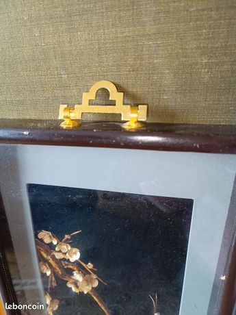 Tableau vitrine, avec plume et pierre de cristal avec cadre en bois