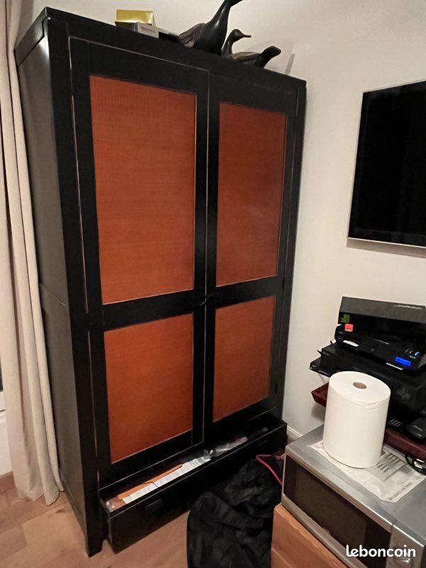 Armoire en bois noir et rotin (image 2)