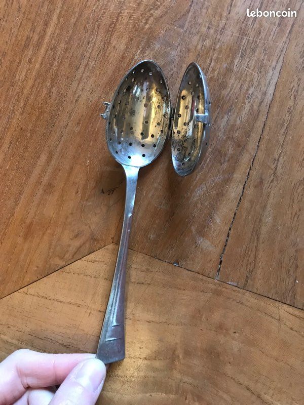 Ancienne cuillère à absinthe / passe thé, en métal argenté