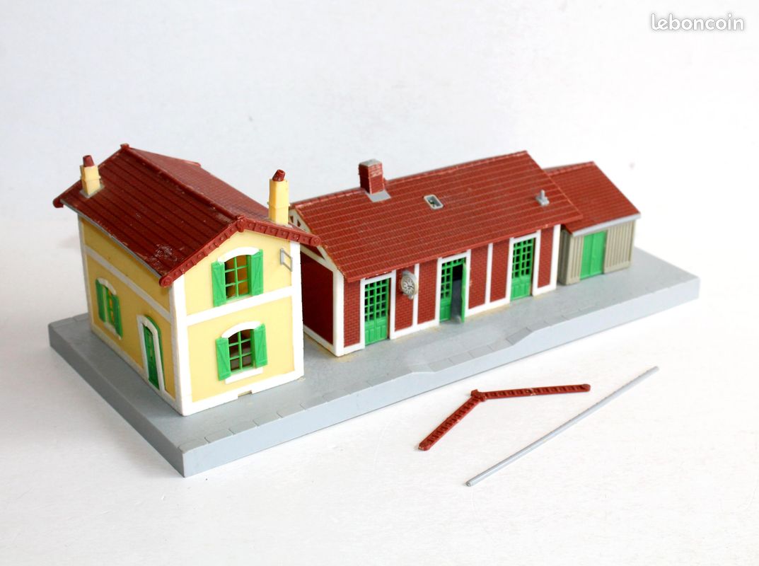 MKD HO 500 Maquette Gare De Fay Aux Loges, Station Arret Quai Decor
