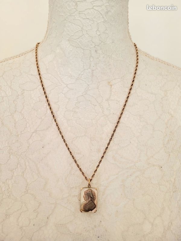 Ancien Pendentif Fin En Or Plaqué Avec Camée Coquillage Vintage – Occasion Bon état