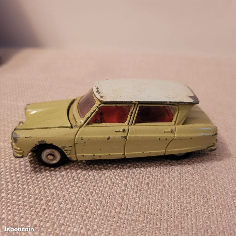 AU JOUET PARISIEN: Dinky Toys France 557 Citroën 3cv Ami 6